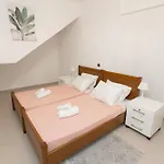 Le Floor, Urban Escape Near Center Apartment