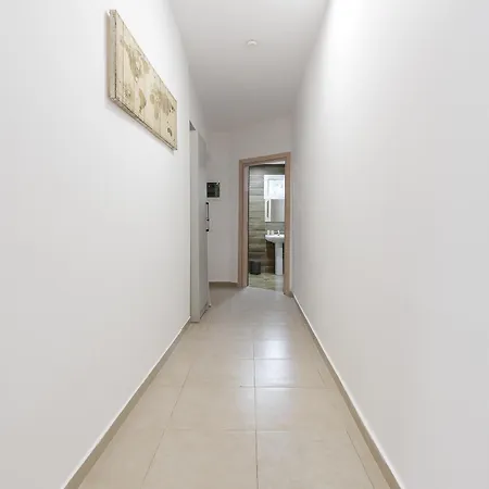 Le Floor, Urban Escape Near Center *